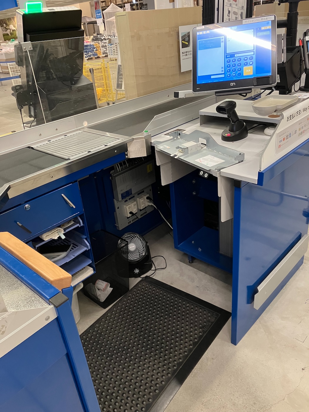 イケアの青いレジ - Magical Furniture